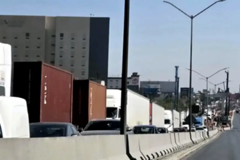 Frenan tráfico en Miguel Alemán con reducciones de carriles en CDMX