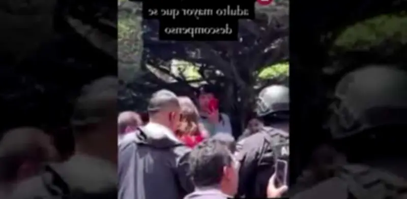 Fátima Bosch interrumpe acto en Ecuador para auxiliar a adulto mayor tras caída