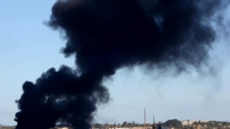 Fuerte incendio genera columna de humo negro en Tultitlán, Estado de México