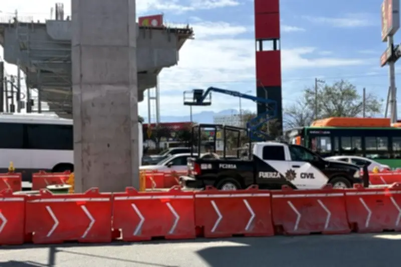 Fuerza Civil vigila tras retiro de clausura en columna del Metro de Monterrey