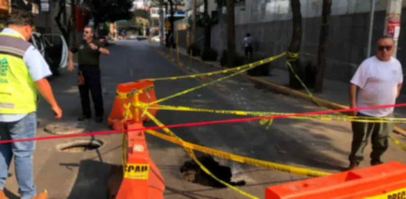 Fuga en tubería de drenaje provoca socavón en Miguel Hidalgo, CDMX