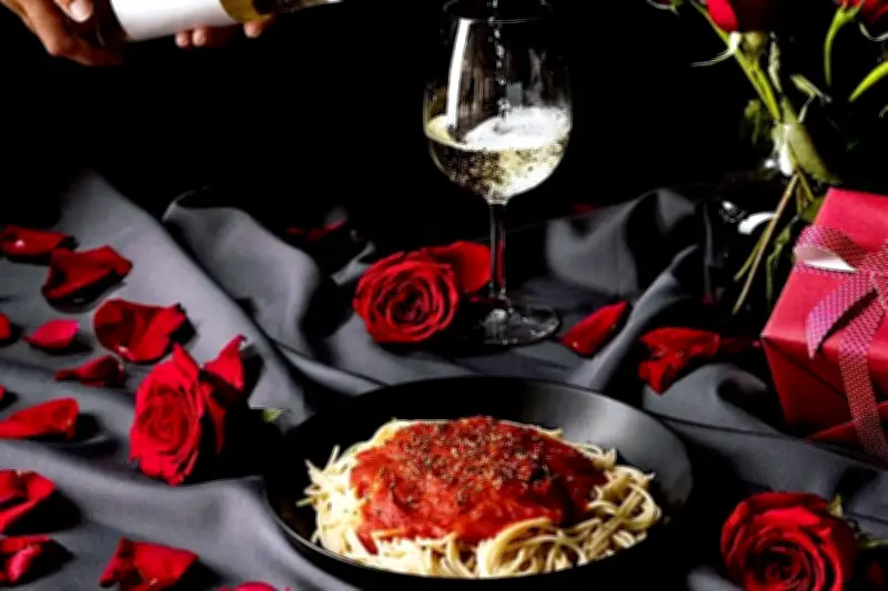 Gastronomía Mexicana Celebra con Platos y Copas en Evento Cultural