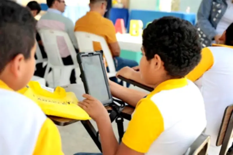 General Terán recibe donación de tablets para modernizar educación primaria