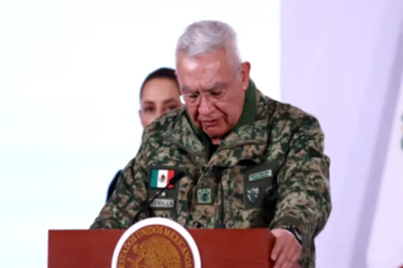 General Trevilla se quiebra al honrar a elementos caídos en operativo