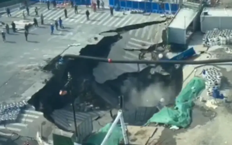 Gigantesco socavón se abre en Shanghái durante obras de ampliación del metro