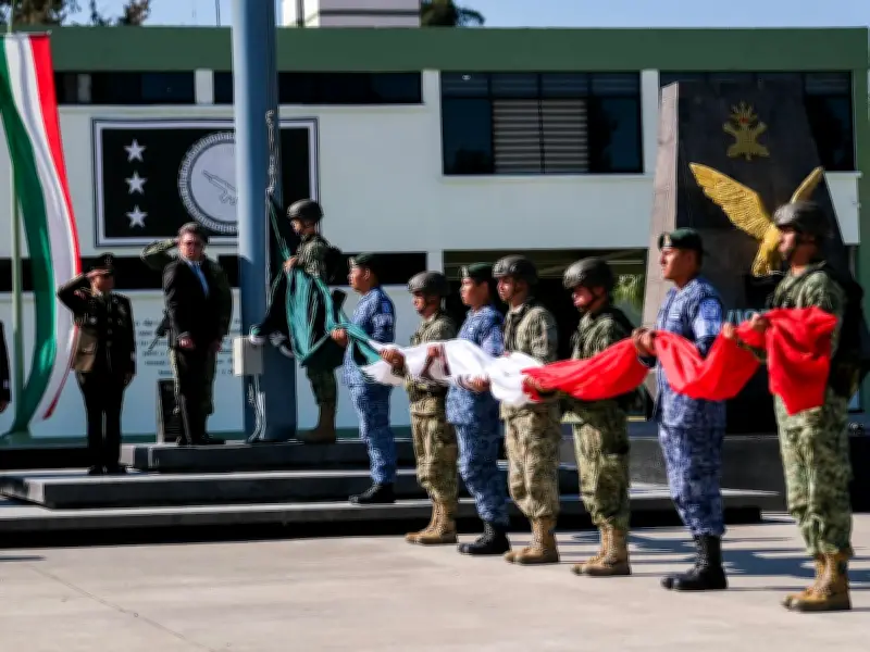 Gobernador de Jalisco abandera escuelas en ceremonia por Día de la Bandera