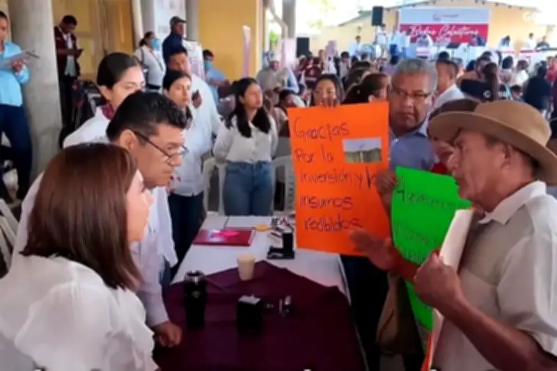 Gobernador de Tabasco es hospitalizado tras presentar malestar durante evento oficial