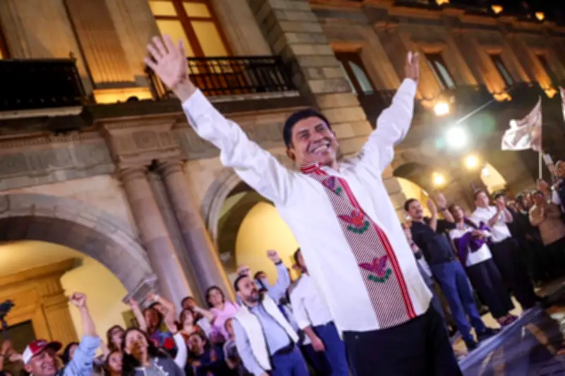 Gobierno de Oaxaca desaloja violentamente a padres indígenas que exigían destitución de maestros