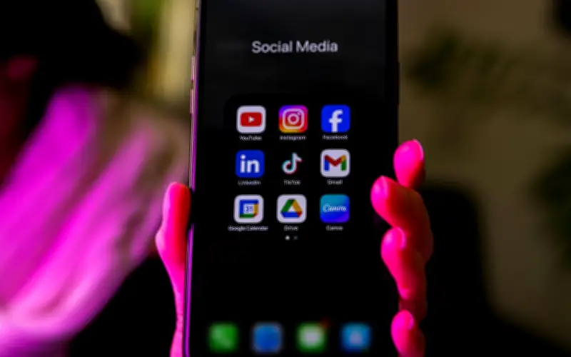 Grecia impone prohibición obligatoria de redes sociales para menores de 15 años