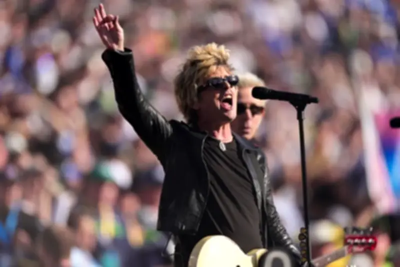 Green Day evita temas políticos en su presentación del Super Bowl LVIII