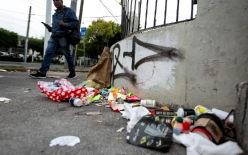 Guadalajara impone multas por no barrer banquetas: sanciones de hasta 23 mil pesos