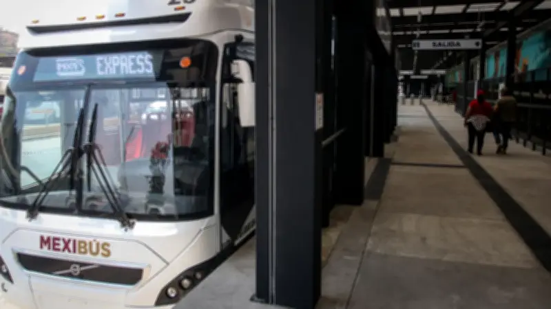 Guardia de seguridad del Mexibús golpea a adulto mayor en Tecámac; video capta agresión