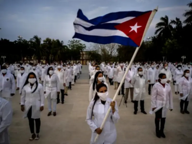 Guatemala pone fin a programa de médicos cubanos tras 30 años y presiones de EE.UU.