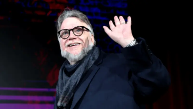 Guillermo del Toro brilla en el centro de la foto oficial de nominados al Oscar 2026