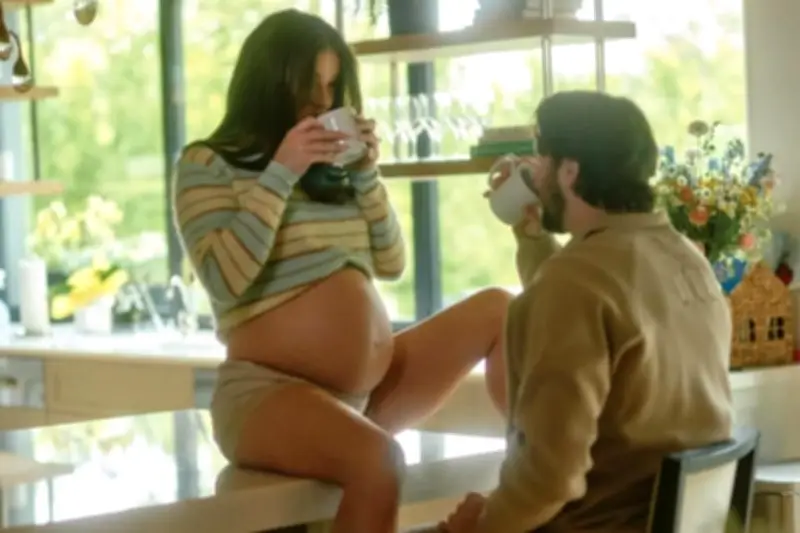 Hailee Steinfeld anuncia su embarazo en redes sociales con emotivo video