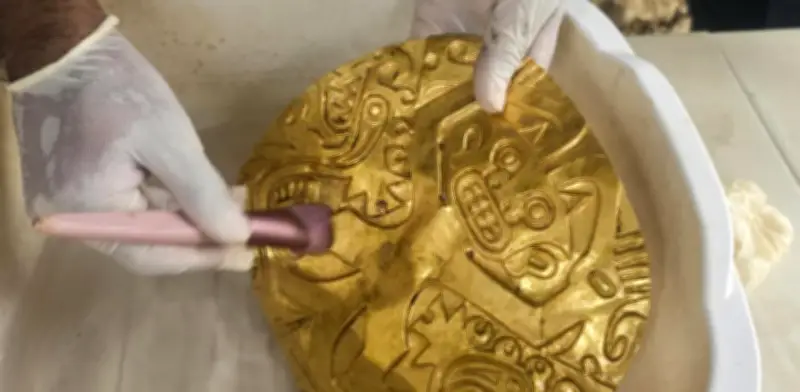 Hallan en Panamá tumba milenaria con tesoros de oro que revela élite prehispánica