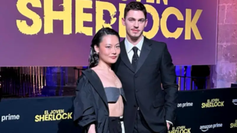 Hero Fiennes-Tiffin y Zine Tseng deslumbran en CDMX con la serie 'El joven Sherlock'