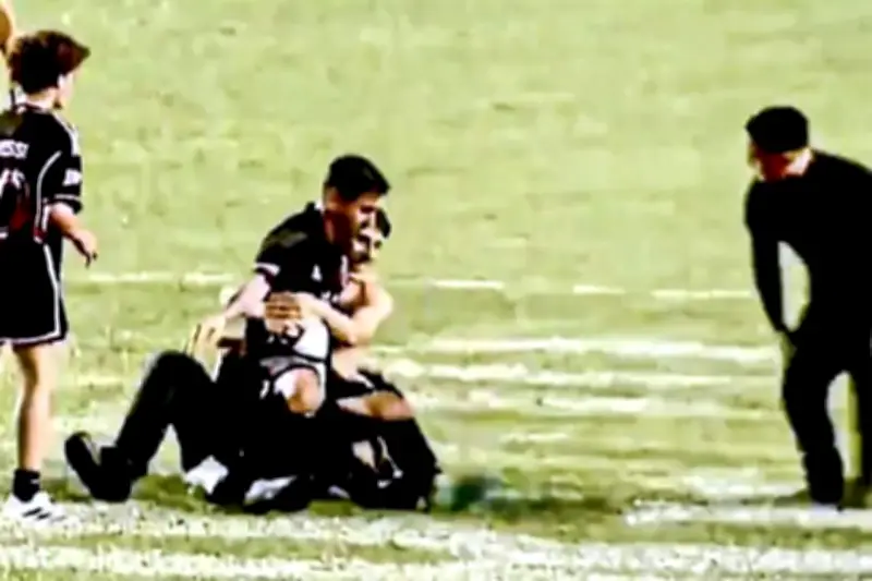 Hincha invade cancha y derriba a Lionel Messi en partido de la Selección Argentina