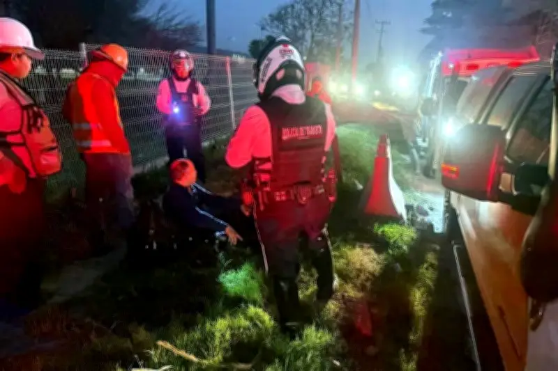 Hombre cae en alcantarilla abierta en Monterrey y sufre herida facial grave