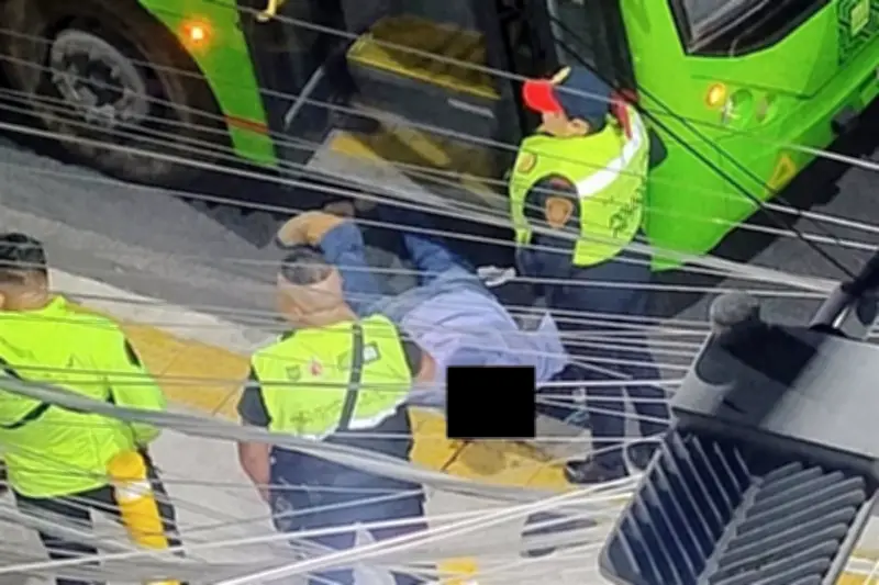 Hombre fallece tras caer de unidad del RTP en la Calzada de Tlalpan
