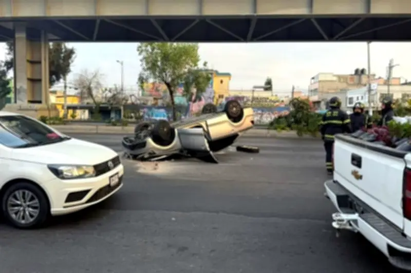 Hombre fallece tras volcadura en Iztapalapa; autoridades investigan causas del accidente