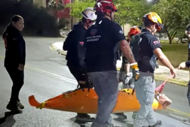 Hombre huye de enjambre de abejas, cae en cerro y sufre lesiones graves