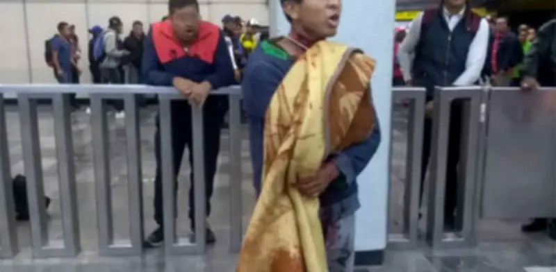 Hombre se autolesiona con arma blanca en la estación Pantitlán del Metro