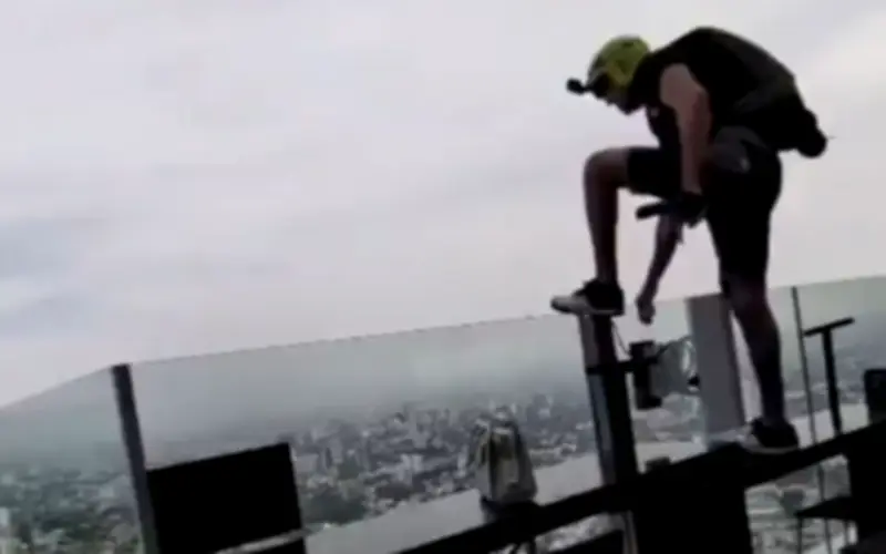 Hombre se lanza en paracaídas sin autorización desde el Hotel Riu en Guadalajara