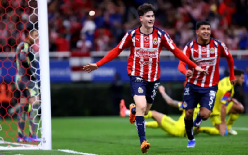 Hormiga González rinde homenaje al Cubo Torres con baile del robot en Clásico Nacional