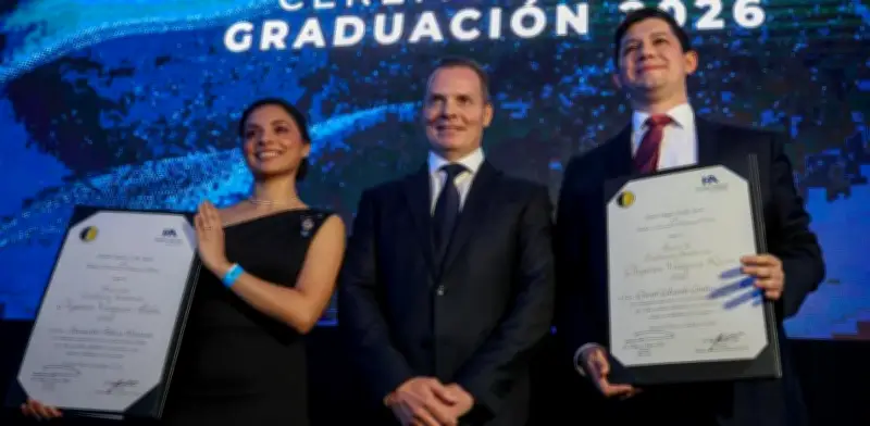 Hospital Ángeles celebra graduación de residentes y otorga becas de excelencia médica