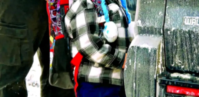 ICE retiene a miles de niños migrantes más allá del límite legal, causando daño emocional