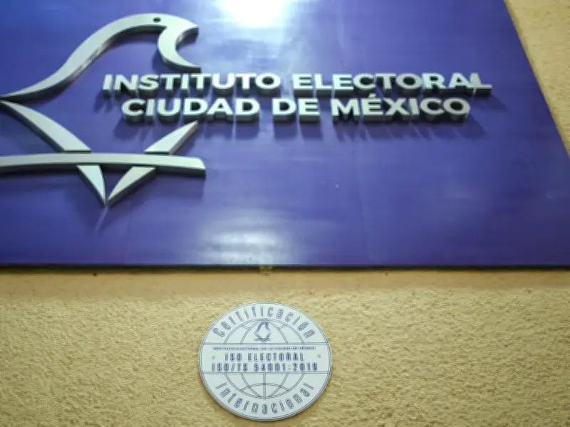 IECM desecha queja por precampaña pero abre investigación por uso de recursos