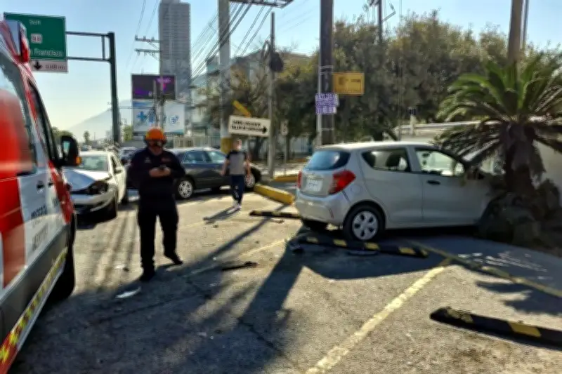 Impactan a conductor y se estrella contra autos estacionados en accidente vial