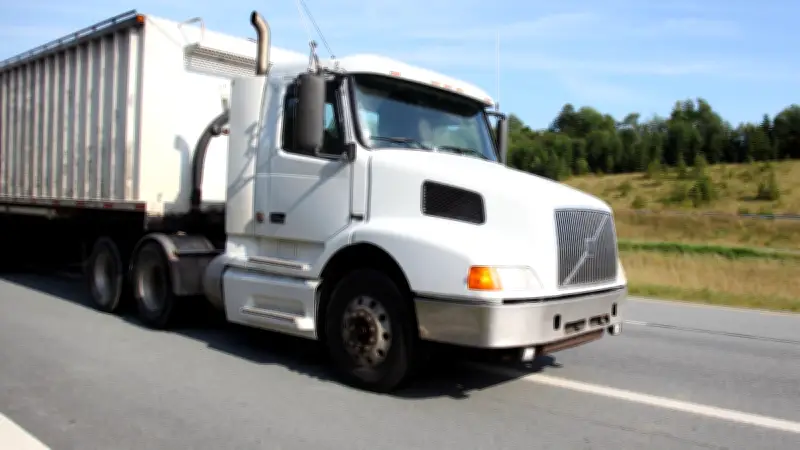 Impactante choque en Irapuato: Tráiler partido en dos tras colisión con camión tolva