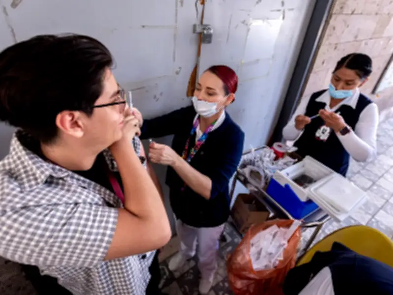 IMSS aplica 70 mil dosis de vacuna contra sarampión en un solo día