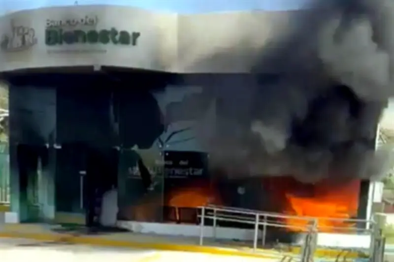 Incendian 20 sucursales del Banco del Bienestar en Jalisco en ataques coordinados