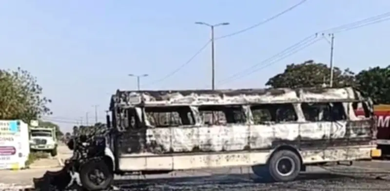 Incendian autobuses y vehículos en Oaxaca; Fiscalía investiga vínculos con extorsión