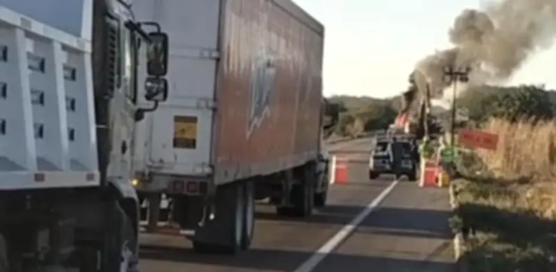 Incendian camión en autopista Mazatlán-Tepic para bloquear paso en Escuinapa