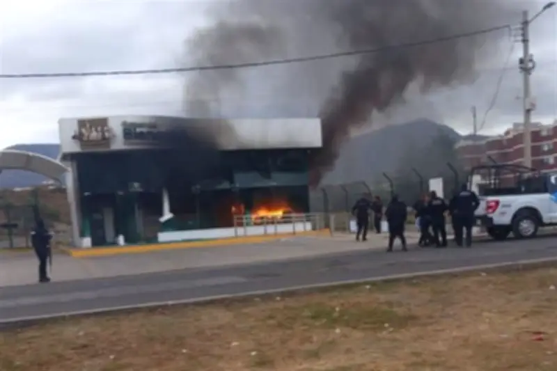 Incendian sucursal del Banco del Bienestar y vehículos en el Estado de México