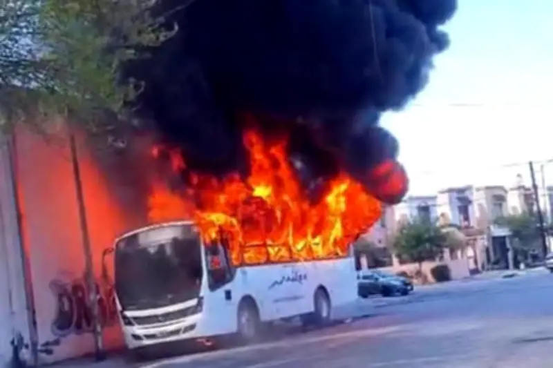 Incendio Consume Autobús de Personal en Apodaca, Nuevo León