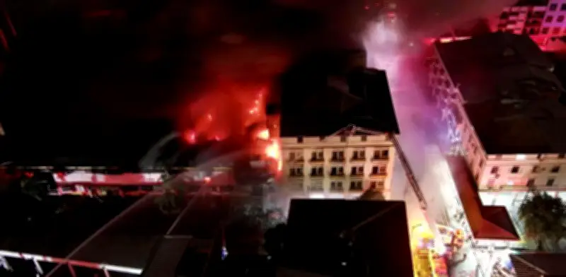 Incendio de 800°C provoca colapso de edificio comercial en Guayaquil, Ecuador