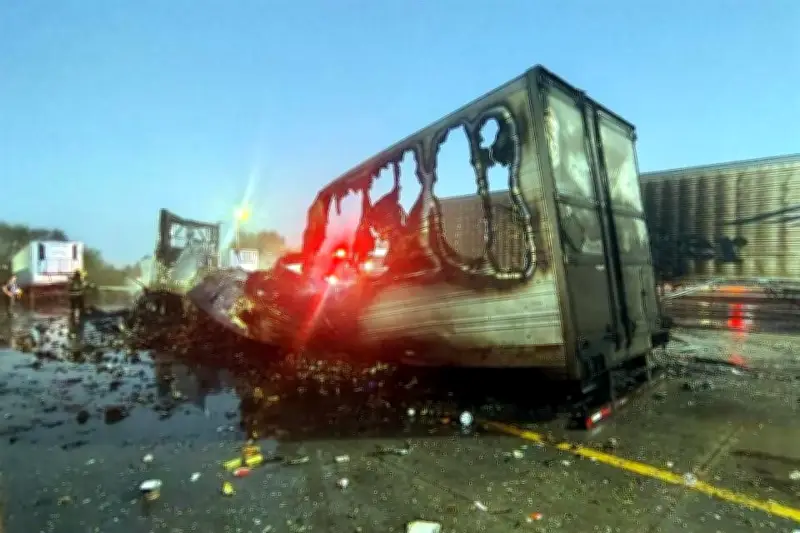 Incendio de caja de tráiler en Escobedo provoca caos vial y moviliza bomberos
