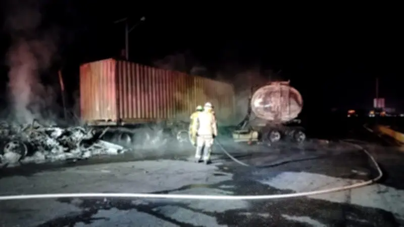 Incendio de tractocamión en autopista Guadalajara-Colima deja un lesionado leve