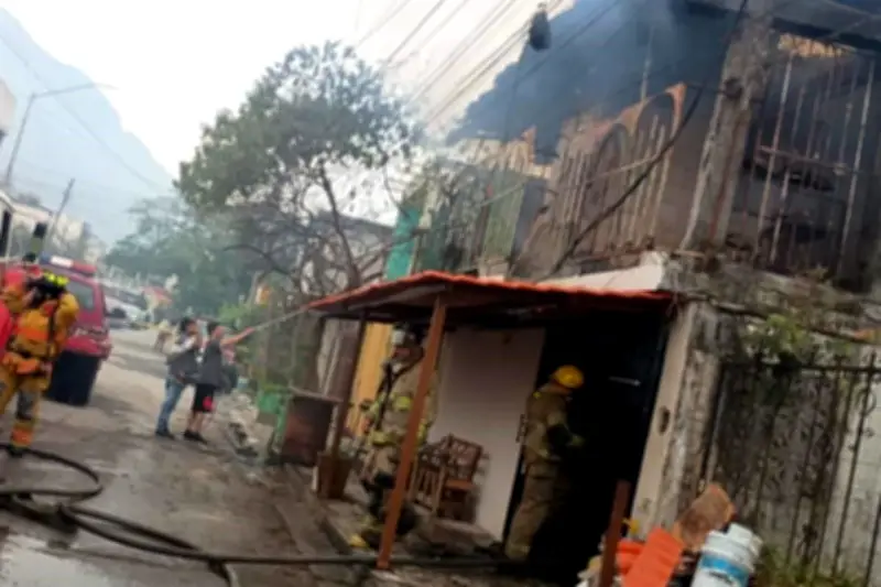 Incendio devasta dos habitaciones de vivienda en Nuevo León, sin heridos reportados