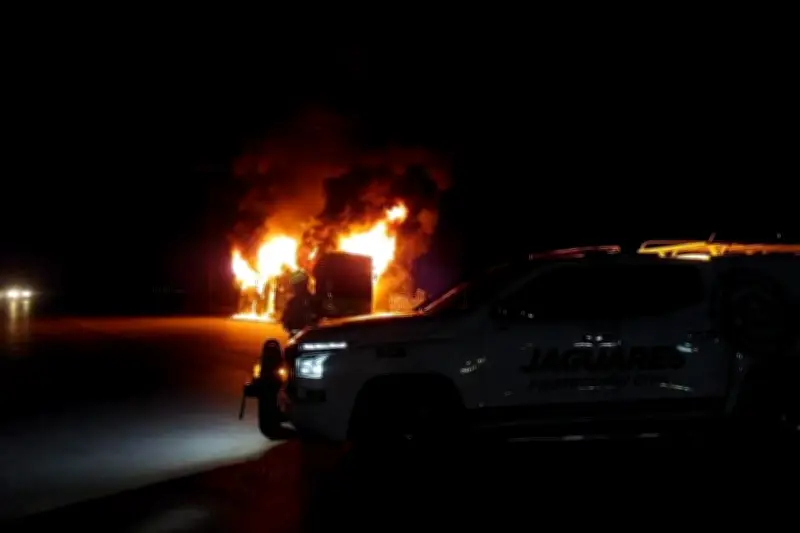 Incendio en camión urbano provoca caos vial y evacuación en Monterrey