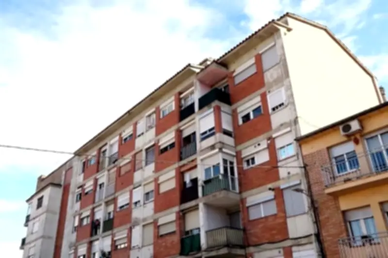 Incendio en desván cerca de Barcelona causa evacuaciones y moviliza bomberos