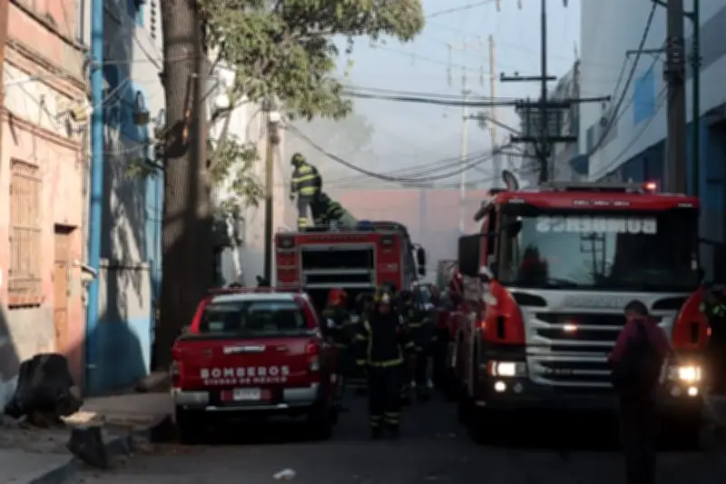 Incendio en mueblería de Cuauhtémoc provoca desalojo de 60 personas