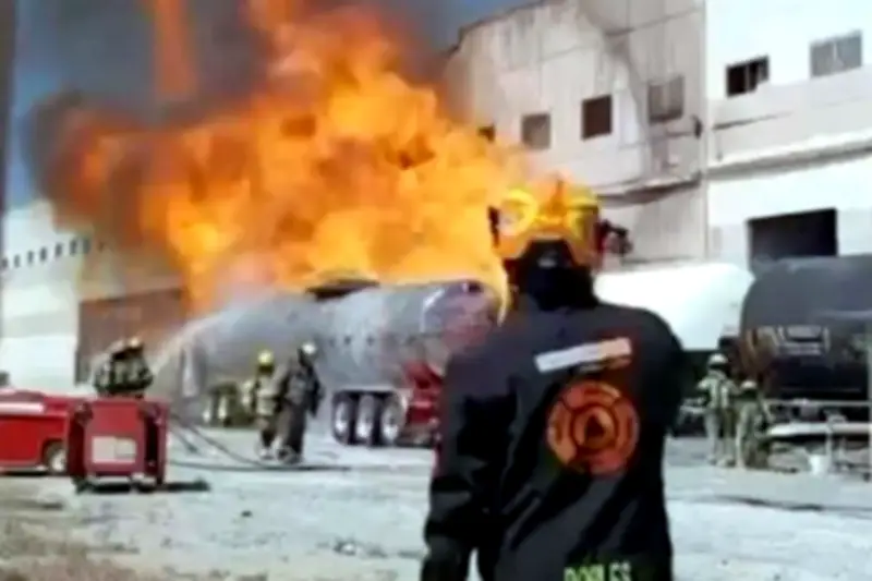 Incendio en planta de Apodaca: Pipa de gas explota dentro de empresa industrial