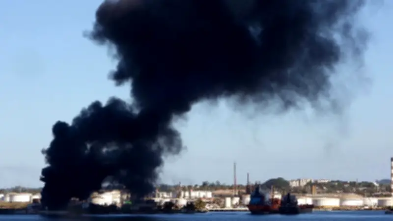 Incendio en refinería Ñico López de La Habana es controlado sin víctimas
