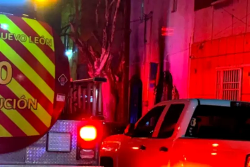 Incendio en vecindad de Monterrey obliga a evacuar a 9 personas; bomberos controlan emergencia